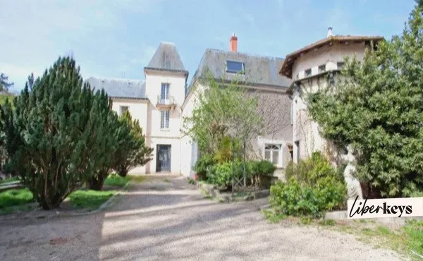 Un patrimoine de caractère de 440 m² de 16 pièces de 3000 m² de jardin au coeur de Saint-Chéron 9153