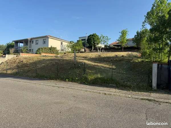 Terrain Isle Jourdain 804m2 viabilisé