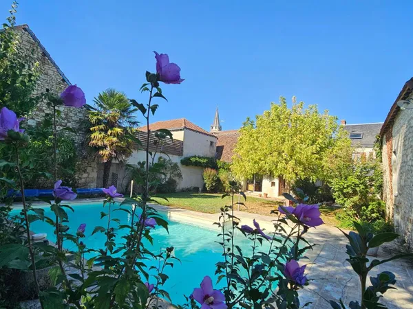 Bien d'exception au coeur du village, avec jardin et piscine chauffée et climatisation.
