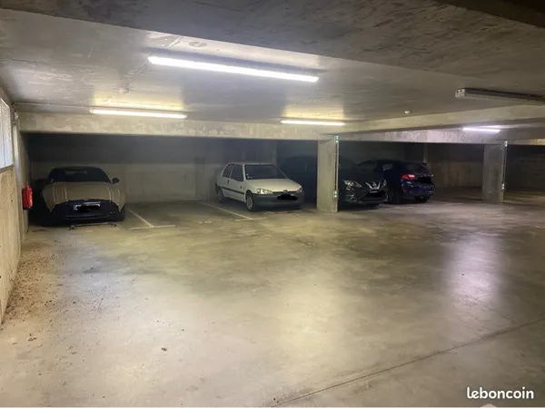 Place parking couvert résidence récente