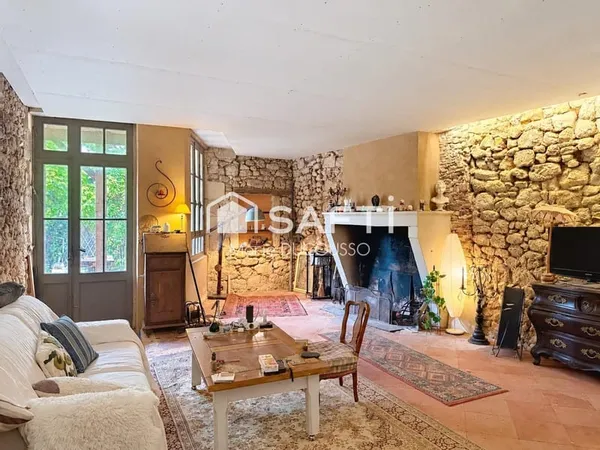 Maison de charme à réinventer à Gensac