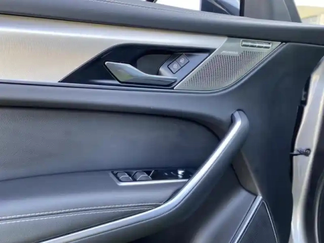 Jaguar F-Pace p400e plug-in-hybrid r-dynamic se bva8 awd — photo 12