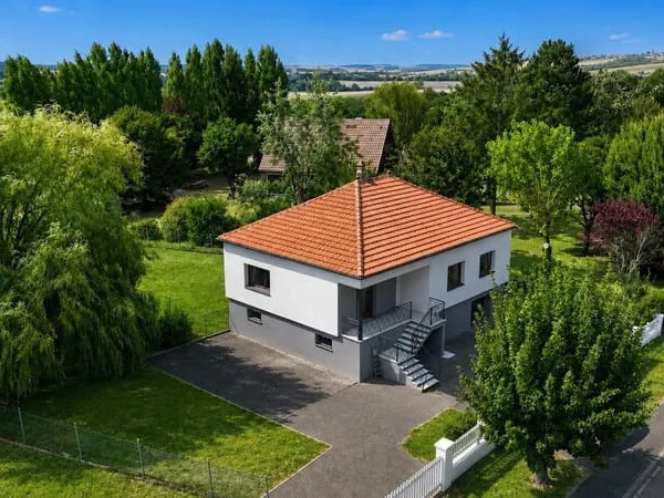 FAULQUEMONT  Maison de plain-pied sur sous sol complet, cadre verdoyant et 76 ares de propriété