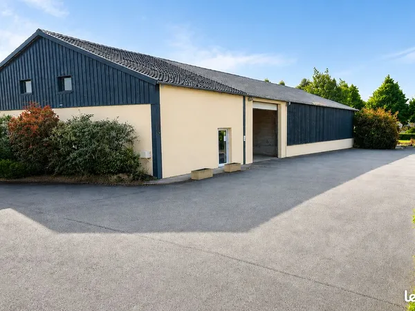 Local d'activité 510 m² avec hangar et 5 bureaux - Pleugueneuc