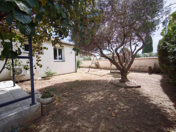 Maison plain pied , cSur de village avec jardin