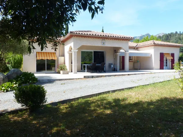 Villa T5 de plain-pied sur grand terrain constructible dans un cadre privilégié