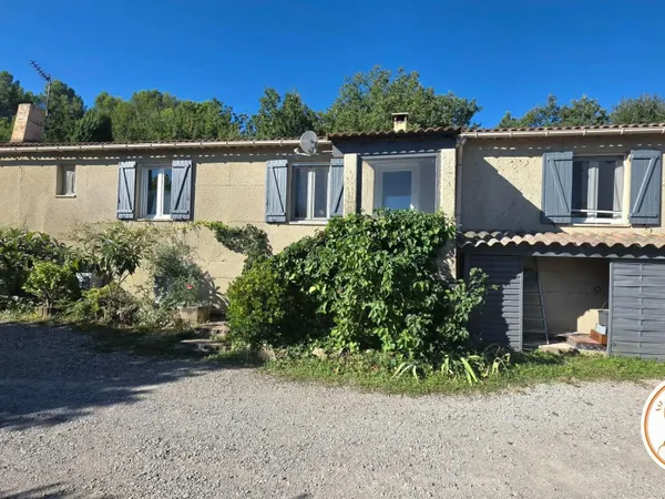 Terrain de 911m² en zone UC avec maison à réhabiliter