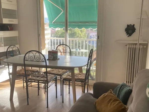 ? Superbe T4 Traversant de 63 m² et sécurisé