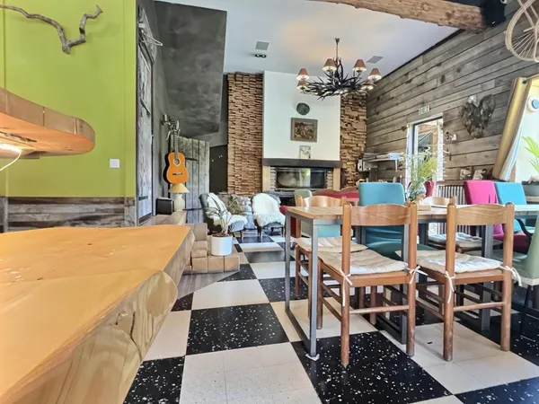 Hôtel Restaurant Bar (murs).... NOUVEAU PRIX... En plein coeur du Mercantour et idéalement situé au 