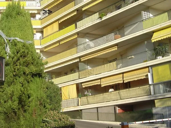 Petite cave proche "Grande Bretagne" av Sadi Carnot,