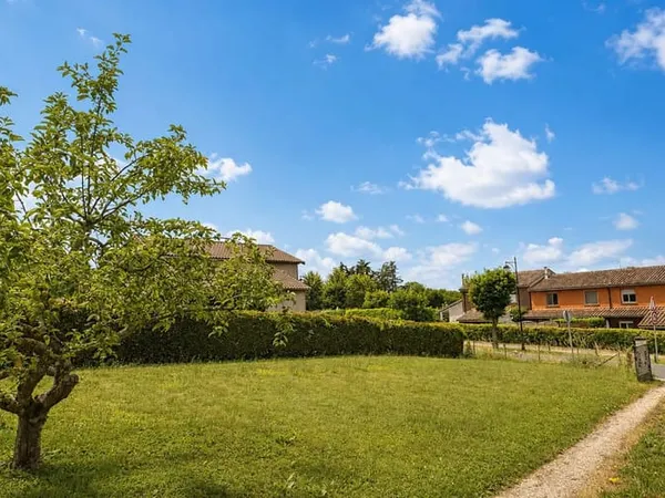 Terrain 614 m²