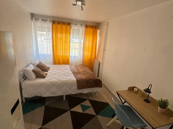 Chambre meublée