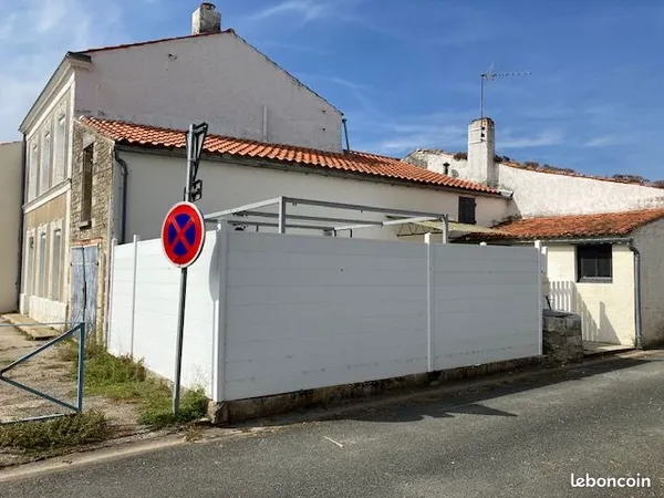 A louer MURON - Maison vide d'environ 75 m2 avec cour fermée à l'abris des regards et cuisine d'été