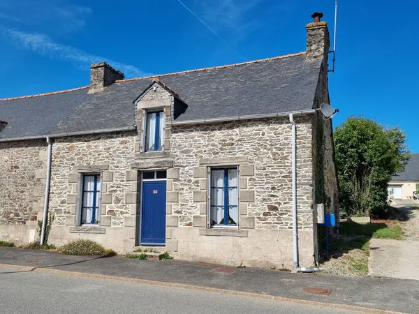 MORBIHAN, Proche de Rohan, Charmante maison mitoyenne d'extrémité avec 2 chambres, vendu meublé