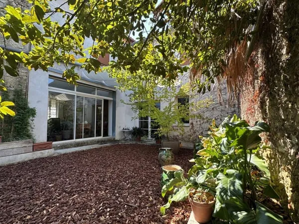 GRANDE MAISON DE VILLE AVEC JARDIN ET GARAGES