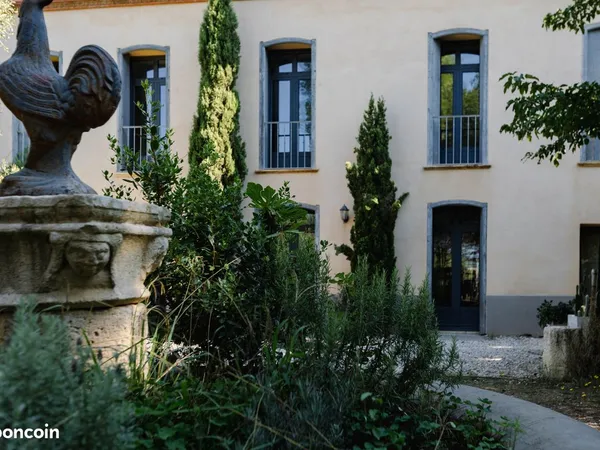 Maison de 240m2 avec piscine et tennis en copropriété