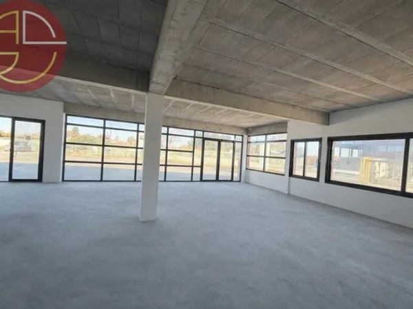 Local commercial 4 pièces 450 m²