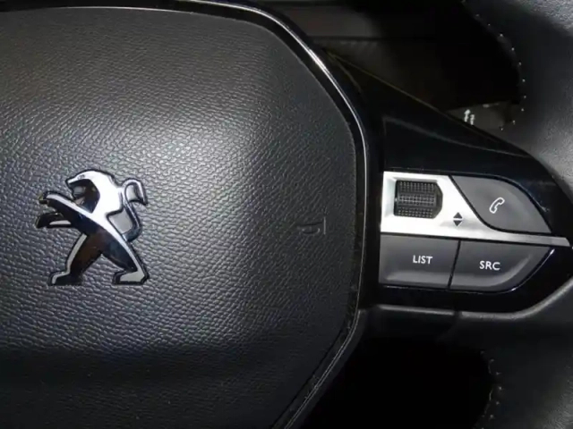 Peugeot 208 1.2 puretech 100ch s&amp;s style — photo 12