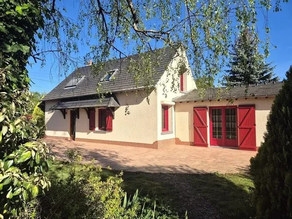 Maison au calme, avec parc arboré et dépendances.