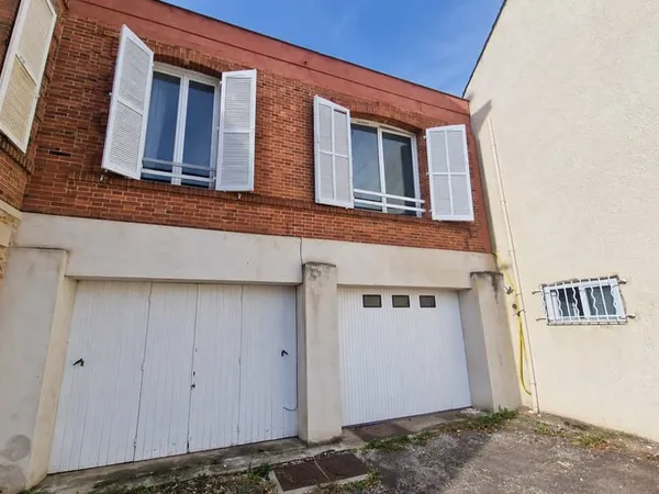 Appartement type F2 avec garage et parkings.