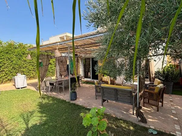 Maison d environ 200m2 avec piscine, jardin et location saisonniere