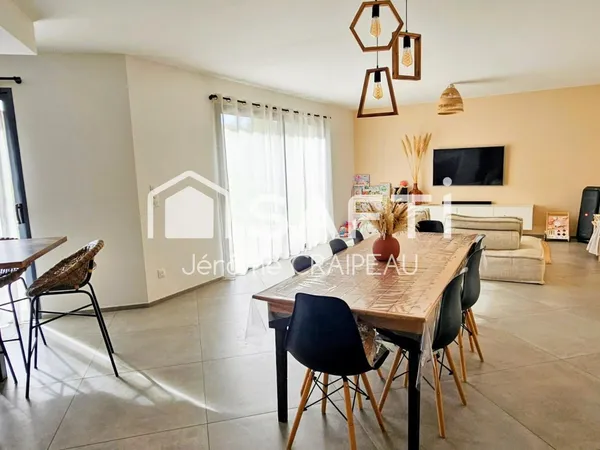 Maison contemporaine de plain-pied avec 3 chambres.
