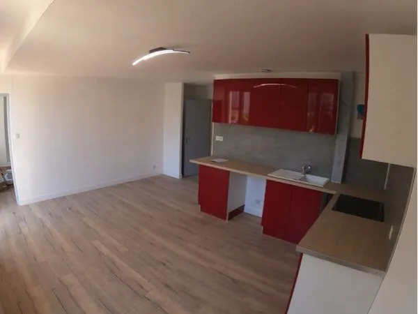 Appartement T2 bis 72m2 refait à neuf avec balcon et parking privatif proche frontière Suisse