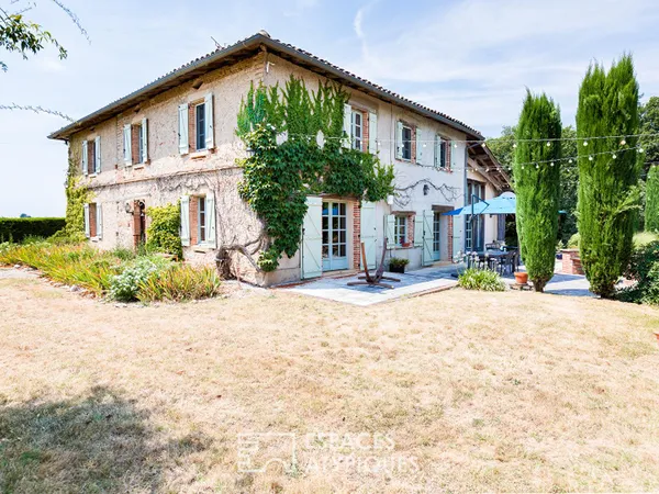 Panorama et calme absolu pour cette bâtisse rénovée et pleine de charme.