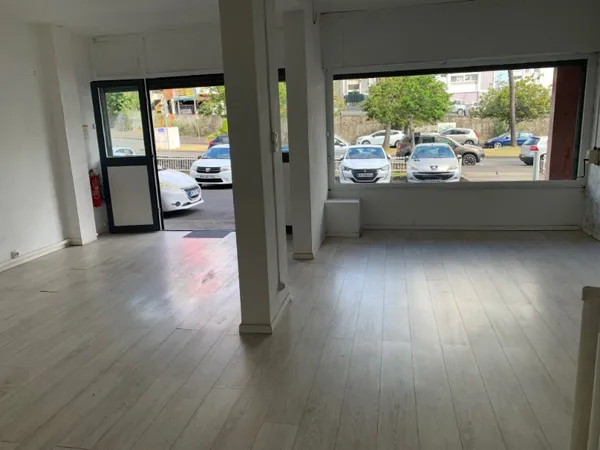 Local commercial 125 m² – 40 m² boutique + 85 m² réserve/atelier – 1 490 € charges incluses