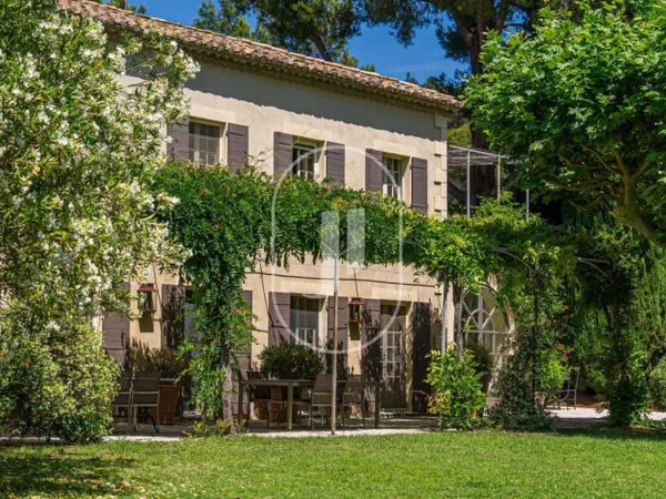 Mas à vendre dans les Alpilles, dans un environnement idyllique