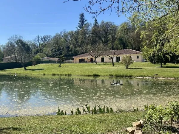 Villa de standing avec parc, piscine et étang près de Figeac
