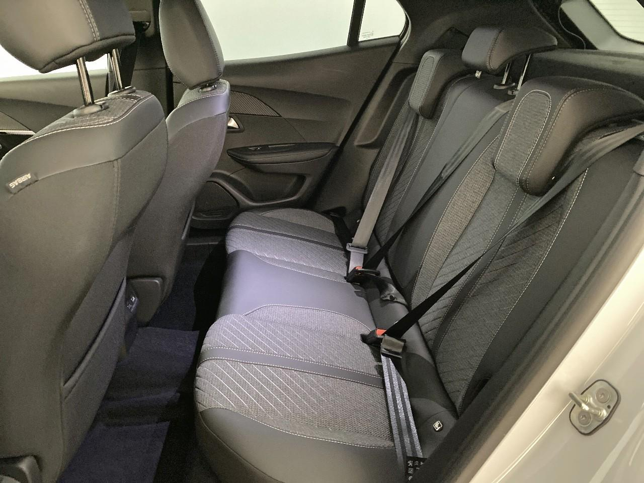 Peugeot 2008 hybrid 145 ch e-dcs6 allure — photo 10