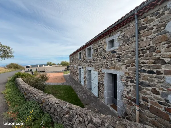 Longère en pierre avec gîte indépendant - Olloix (Puy-de-Dôme)