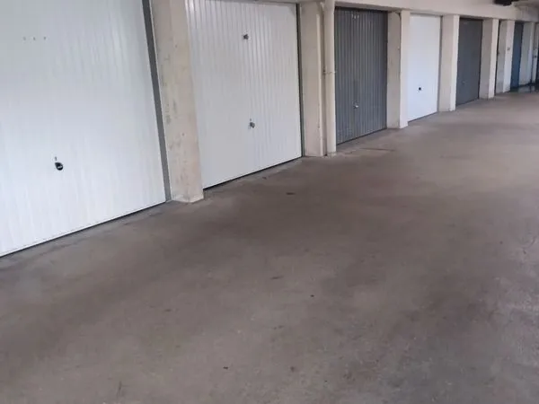 Garage fermé à louer