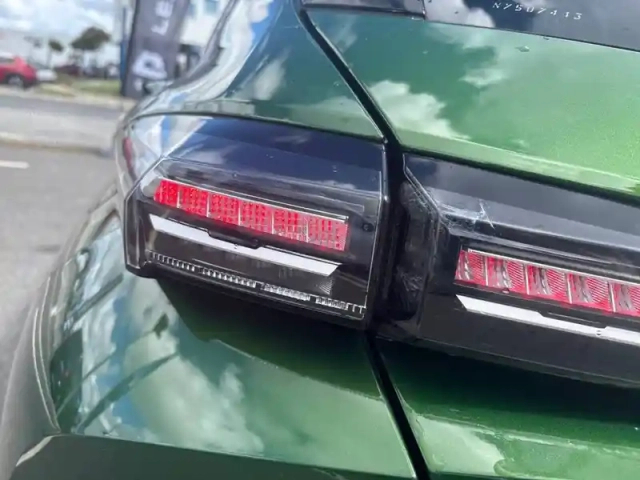 Peugeot 308 phev 180 e-eat8 — photo 17