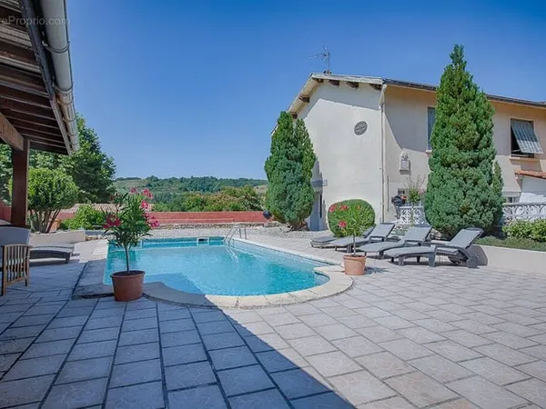 Propriété d'exception de caractère avec double habitation, gîte et piscine