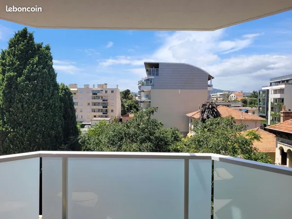 Beau T2/T3 traversant meublé avec garage, terrasse et climatisation - Juan-les-Pins