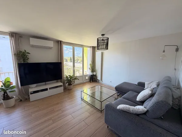 Appartement T3 rénové (ancien T4) - 70m² - Pont de Claix - Plein sud, climatisé, parking privatif