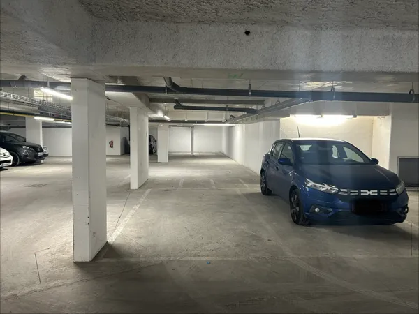 Loue parking - 12m²