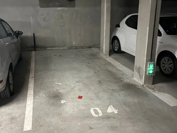 1 Place de parking / ouverture automatique via télécommande, sécurisée, éclairée, / Tram D "Mairie d