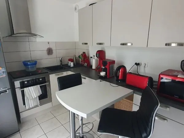 F2 meublé tout équipé avec terrasse, garage, cave et parking