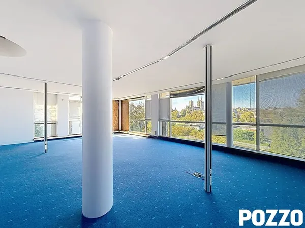 Immeuble de rapport à Coutances 1200 m² de bureau dont une partie libre sur 3919 m² de terrain