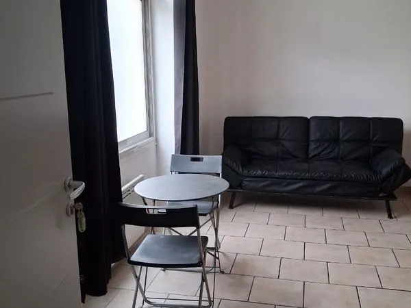 Petit P2 meublé rdc Rue Pierre Semard Nîmes