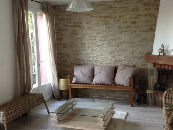 Loue une maison de 80m² à Pommeuse, avec Jardin de 400m² et véranda à partir du 1/10/2025