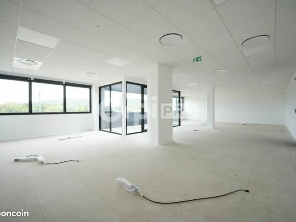 Bureau 136 m²