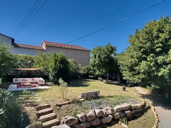 Charmante maison rénovée, avec jardin aux portes de Lyon