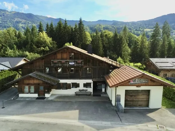 EXCLUSIVITÉ - VERCHAIX - ENSEMBLE IMMOBILIER MIXTE : 2 LOCAUX COMMERCIAUX & 2 APPARTEMENTS