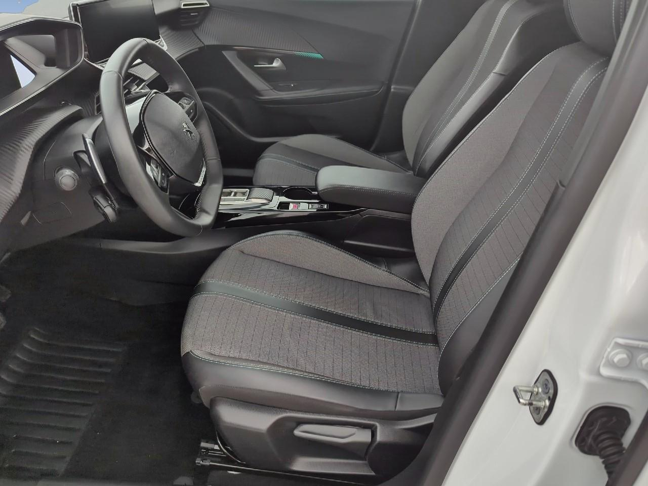 Peugeot 2008 puretech 130 s&s eat8 allure pack — photo 9