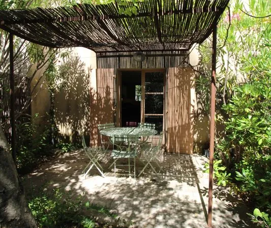 Villa avec terrasse dans un villae tous commerces proche de NARBONNE