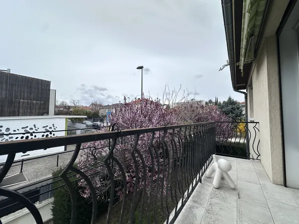 Charmante maison familiale avec jardin arboré, balcon et 5 c